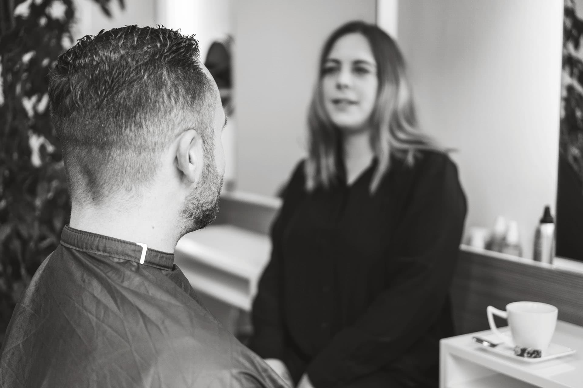 Friseurin berät einen Kunden im Friseursalon Haar Concept in Wasserbillig / Mertert